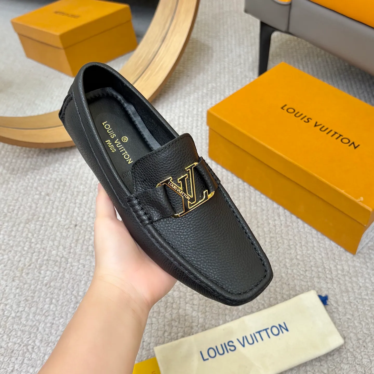 Men's men's shoes 💰420 (Yangli) LV 2⃣️0⃣️2⃣️5️⃣Spring and summer counter GLORIA series models ✈️Original factory special leather production, original last type. A classic driving slip-on casual shoe that shows an elegant style with exquisite craftsmanship details such as Monogram embossing all over the upper🌀Italian imported calfskin fabric Sheepskin foot pads➕Inside～Private mold replica sole Unique style Comfortable driving slip-on Size: 4-12 (38-46) Comes with [Counter packaging: original box, wrapping paper, card, instruction manual, shoehorn, cloth bag] No pressure to enter and leave the counter!